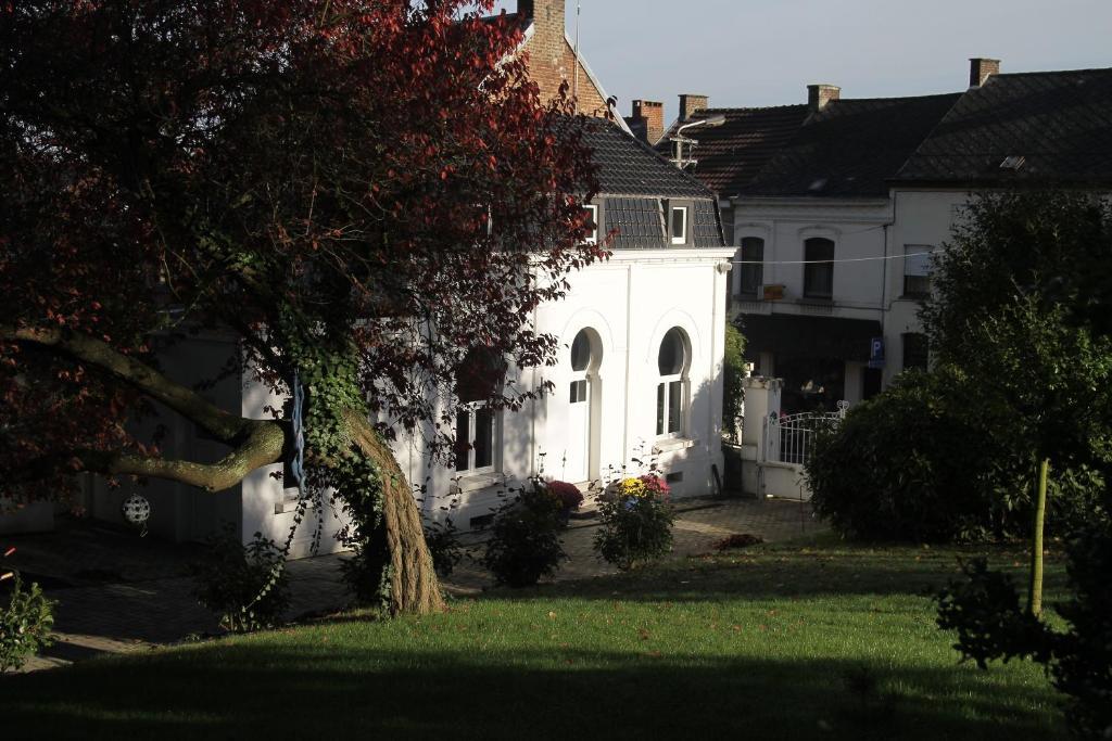 Gite De La Conciergerie Du Cheval Blanc Luttre Ruang foto